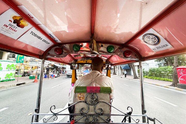 Visite privée en soirée romantique de Bangkok en TukTuk