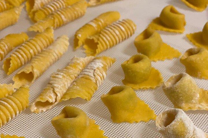 Food and Wine Tasting Tour in Bologna met lokale gids