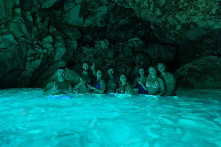Excursão privada de barco em Vlore Blue Cave & Grama Bay Adventure