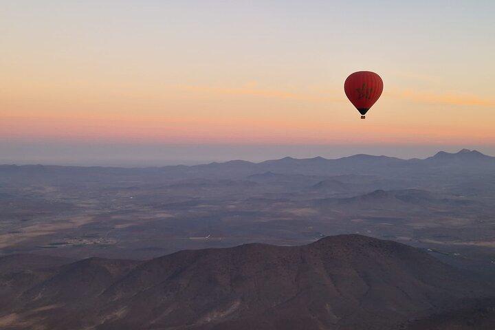 Vuelo en globo por el desierto de Marrakech con vistas al Atlas y desayuno