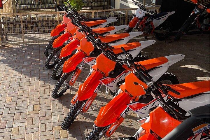 1 uur durende KTM 450CC crossmotor Desert Adventure Tours in Dubai
