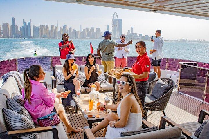 Dubai : Superyate de lujo con DJ en vivo, Natación & Barra libre