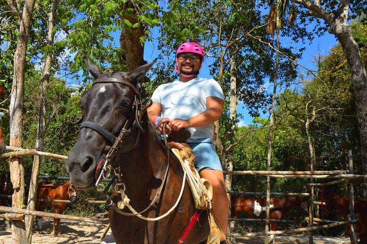 ATV での乗馬、ジップラインとセノーテ、ランチと送迎
