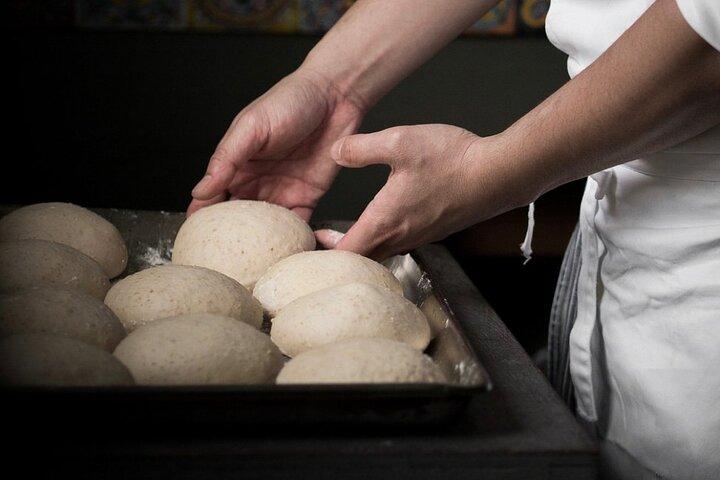 Clase privada de preparación de pizza con cata de vinos