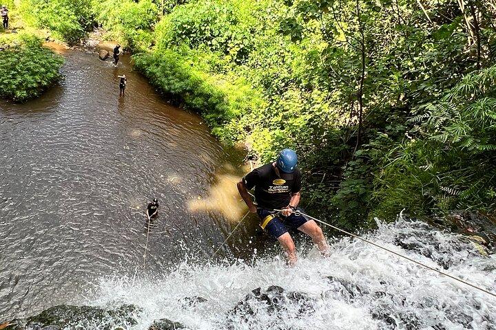 Lille gruppe vandfald Rappel i Lihue, Kauai