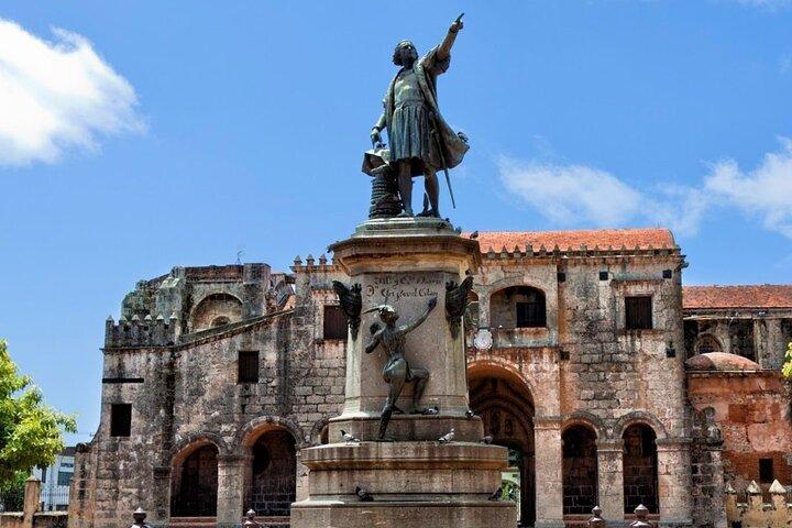 Historische Tour durch Santo Domingo und Cuevas 3 Ojos mit Mittagessen