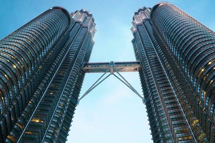 Petronas Twin Tower Skybridge View & Dining Experience Tour con host locale