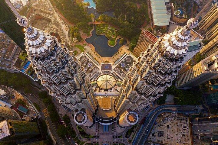 Petronas Twin Tower Skybridge View & Dining Experience Tour con host locale