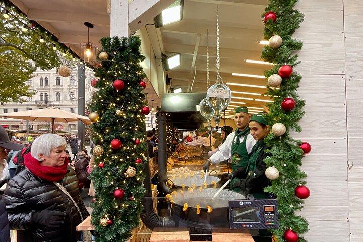チムニー ケーキとグリュー ワイン付きのプライベート ブダペスト クリスマス マーケット ツアー