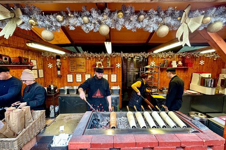 チムニー ケーキとグリュー ワイン付きのプライベート ブダペスト クリスマス マーケット ツアー