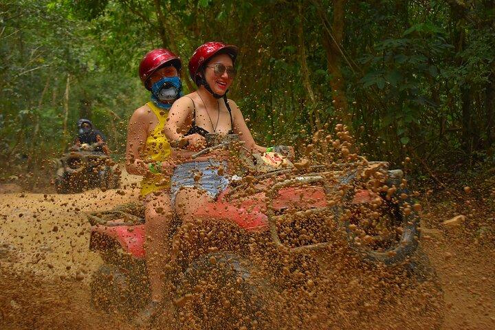 Viva este passeio de aventura extrema. Tirolesa na selva com quadriciclo e natação cenote.