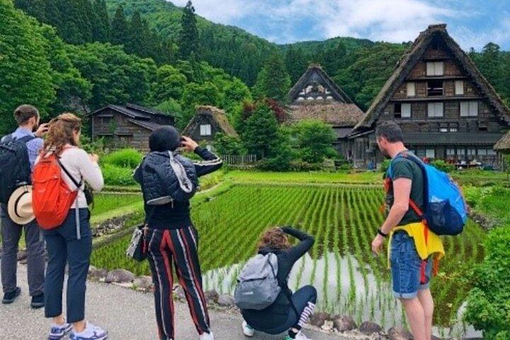 白川郷日帰り旅行：金沢からの政府認可ガイドと車両