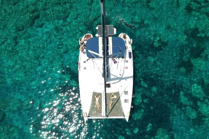 ミロス島の洞窟シュノーケリング 少人数のカタマランクルーズ