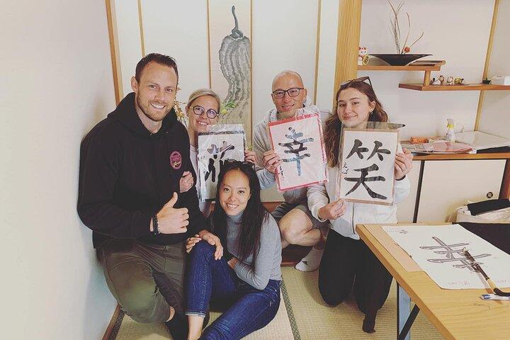 京都の日本語書道教室で書道をマスターに習う