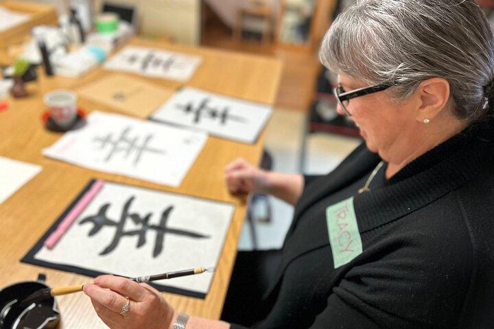 京都の日本語書道教室で書道をマスターに習う