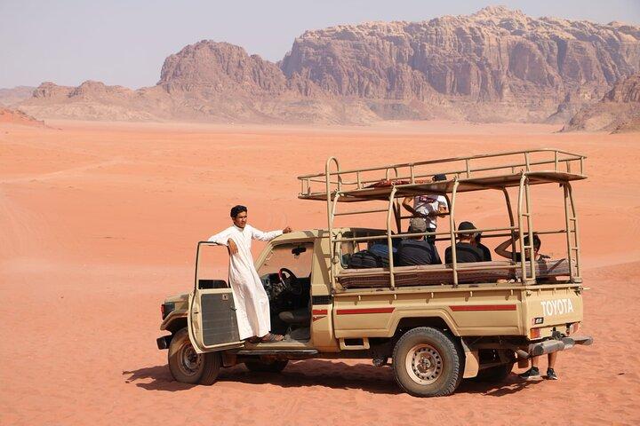 2 timmars jeeptur i Wadi Rum med beduinguide (inkl vatten på flaska och te)