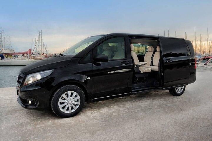 Dall'aeroporto di Atene al centro città Taxi privato o furgone