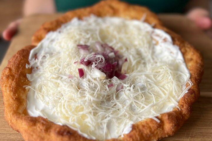 Hungarian Langos Making Class: A comida de rua número um na Hungria