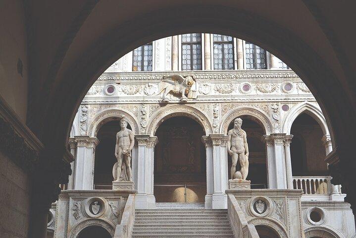 Dogenpalast & Basilikarundfahrt mit Gondelfahrt in Venedig