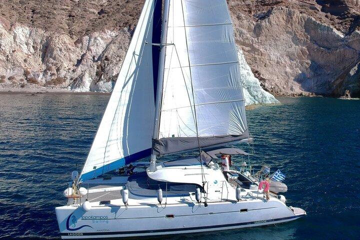Santorini : Volcán Catamarán estándar para grupos pequeños, barbacoa & bebidas