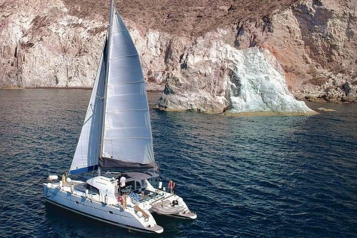 Santorini : Standard Small-Group Catamaran Vulcano, churrasco e bebidas