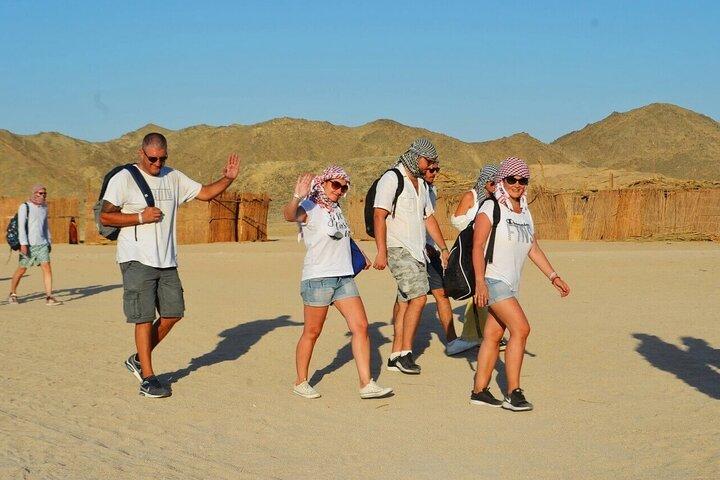 3 ore Deserto Quad Biking e villaggio beduino con Camel Riding