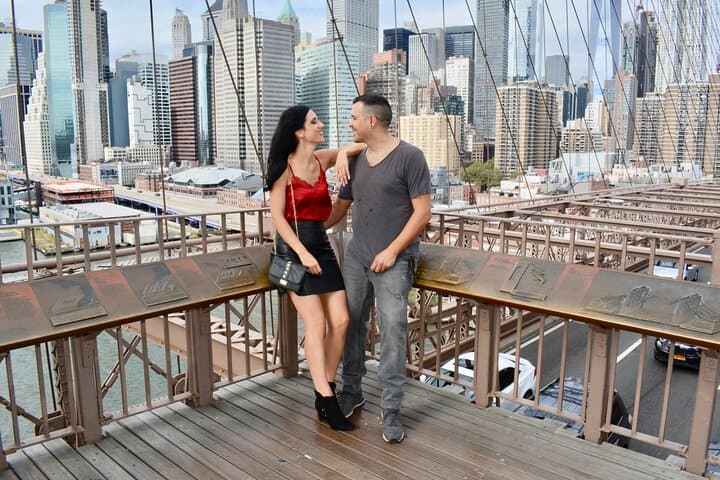 Private Brooklyn Bridge & DUMBO Photoshoot with Pro Photographer