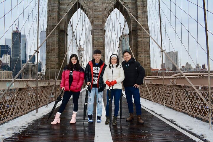 Private Brooklyn Bridge & DUMBO Photoshoot with Pro Photographer