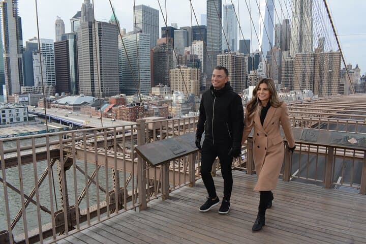 Private Brooklyn Bridge & DUMBO Photoshoot with Pro Photographer