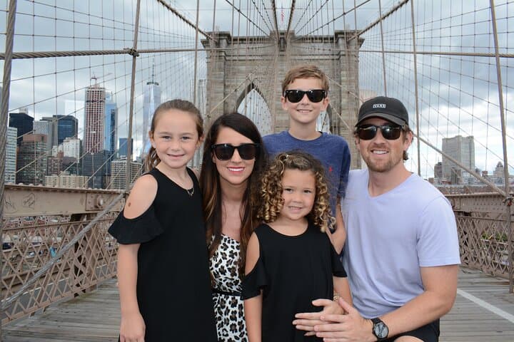 Private Brooklyn Bridge & DUMBO Photoshoot with Pro Photographer