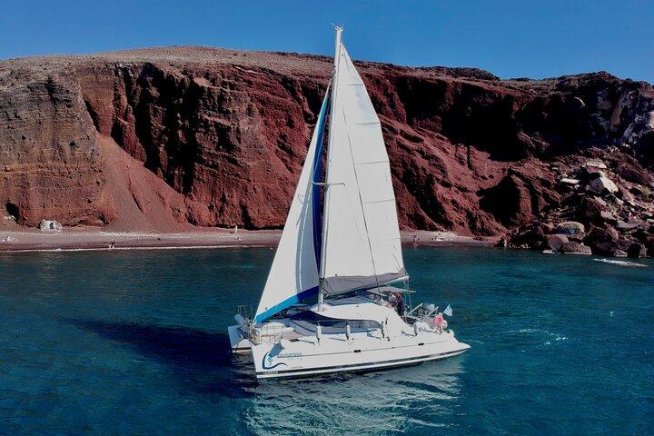 Santorini : Standard Small-Group Catamaran Vulcano, churrasco e bebidas