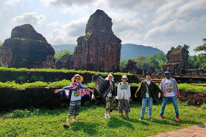 私の息子とホイアンの古代の町を探索するダナンからのプライベートツアー