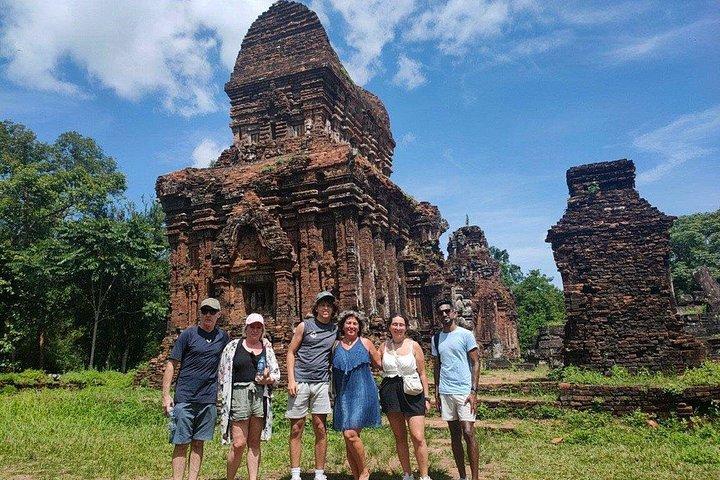 私の息子とホイアンの古代の町を探索するダナンからのプライベートツアー