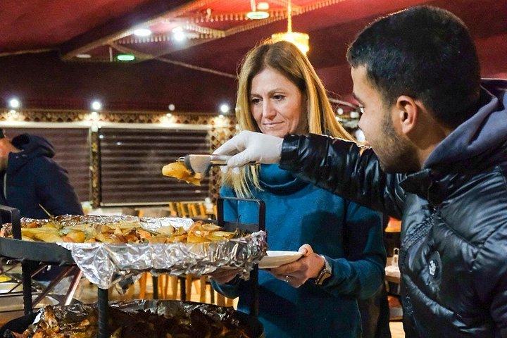 キャメル ライドとキャンプでの宿泊を含む半日ジープ ツアー (全食事込み)