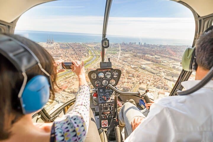 Barcelona Sky & Sea: Helicopter Flight and Boat Transfer