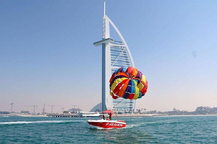 Parasailing Oplev Dubai på Luxury Yachts