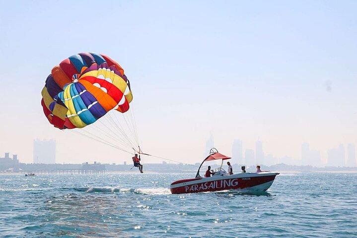 Parasailing Oplev Dubai på Luxury Yachts