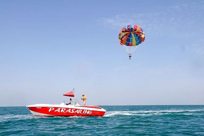Parasailing Oplev Dubai på Luxury Yachts
