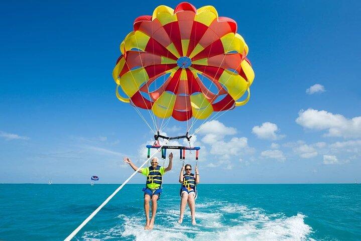 Parasailing Oplev Dubai på Luxury Yachts