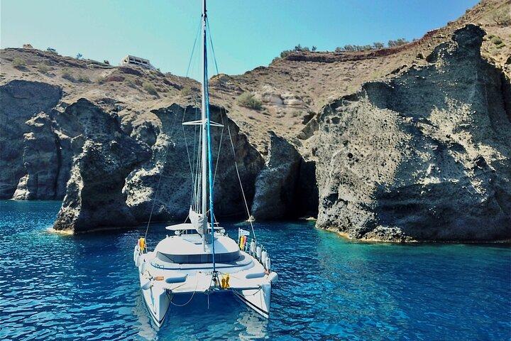 Santorini: Crucero premium en catamarán para grupos pequeños con comida y bebidas