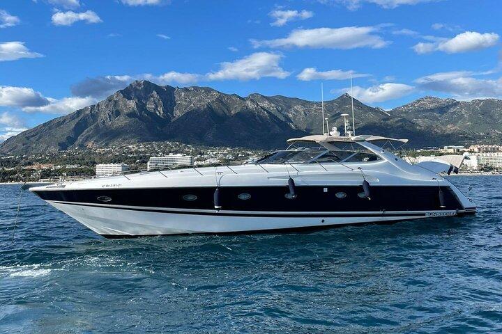 Nyd Marbellakysten på Sunseeker 63 Predator Yacht