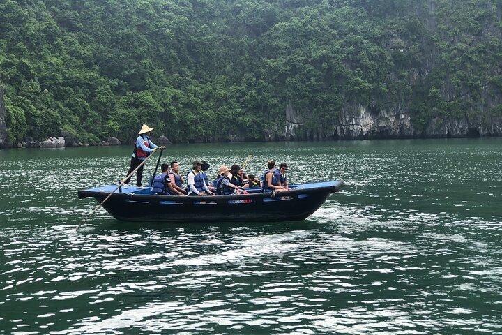 Meio Dia Explore a Baía de Halong com almoço, caverna Sung Sot, Ilha Titop e Caiaque