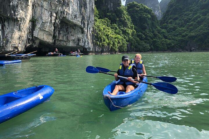 Meio Dia Explore a Baía de Halong com almoço, caverna Sung Sot, Ilha Titop e Caiaque
