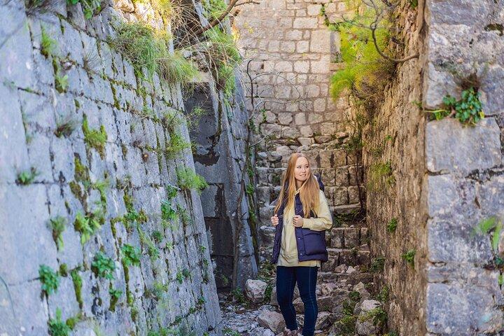 Esplorando il tour a piedi della fortezza di Cattaro