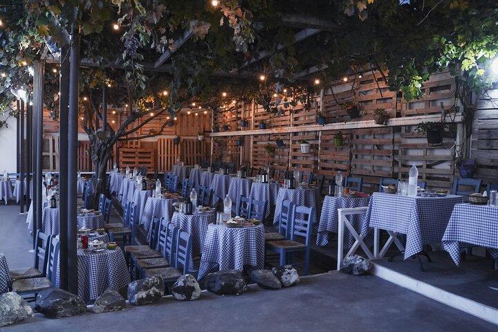 Santorini: O show de casamento grego - Dança, beber vinho e smash plates