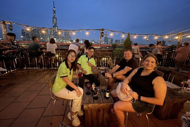 ベスパ スクーターによるサイゴン ナイト ストリート フードとクラフト ビール ツアー