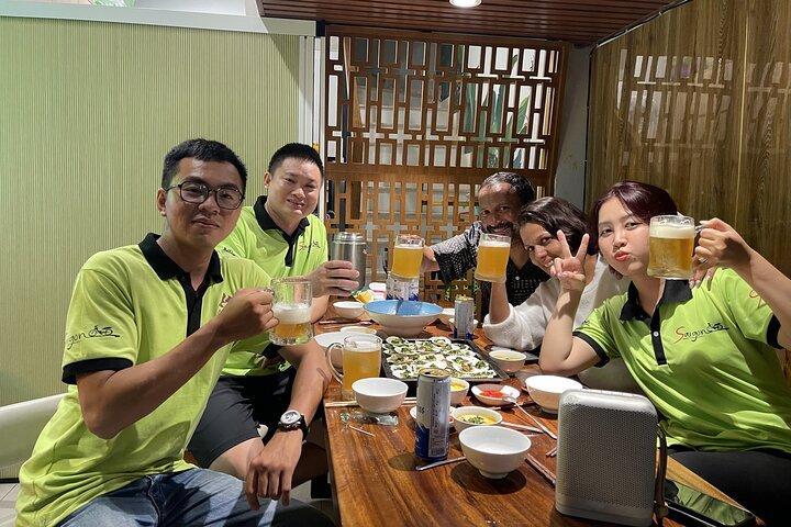 ベスパ スクーターによるサイゴン ナイト ストリート フードとクラフト ビール ツアー