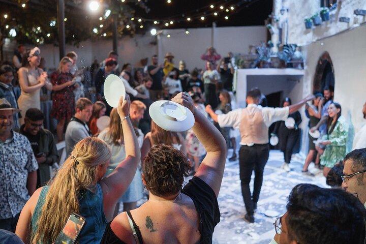 Santorini : El espectáculo de bodas griego - Danza,Bebida Vino y Smash Plates