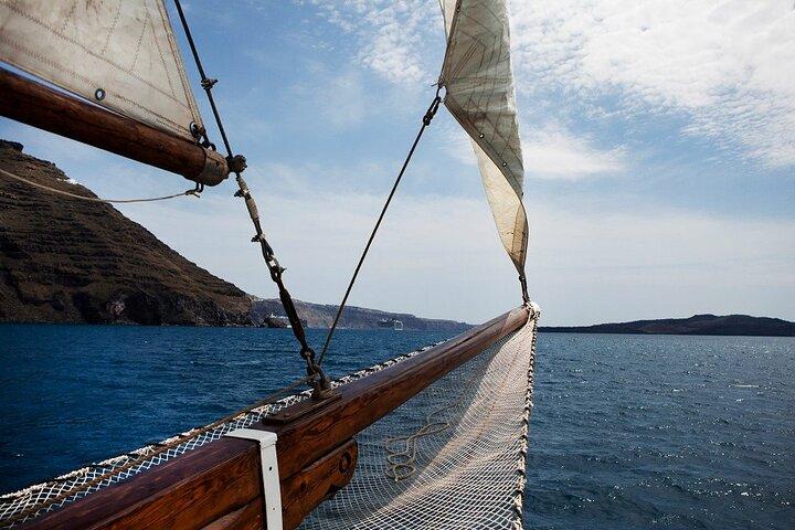 Santorini: Vulkan, heiße Quellen und Sonnenuntergang an Bord