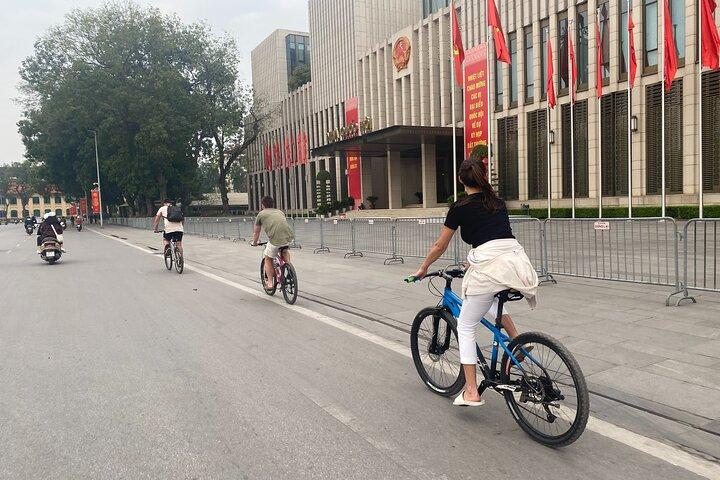 バナナ島と食べ物の試食を巡るハノイ市自転車ツアー